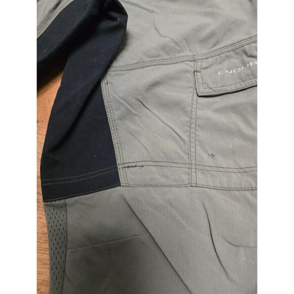 Endura Hummvee 3/4 Cycling Gray Black Outdoor Trail Shorts MTB Mountain Bike L - Picture 4 of 16